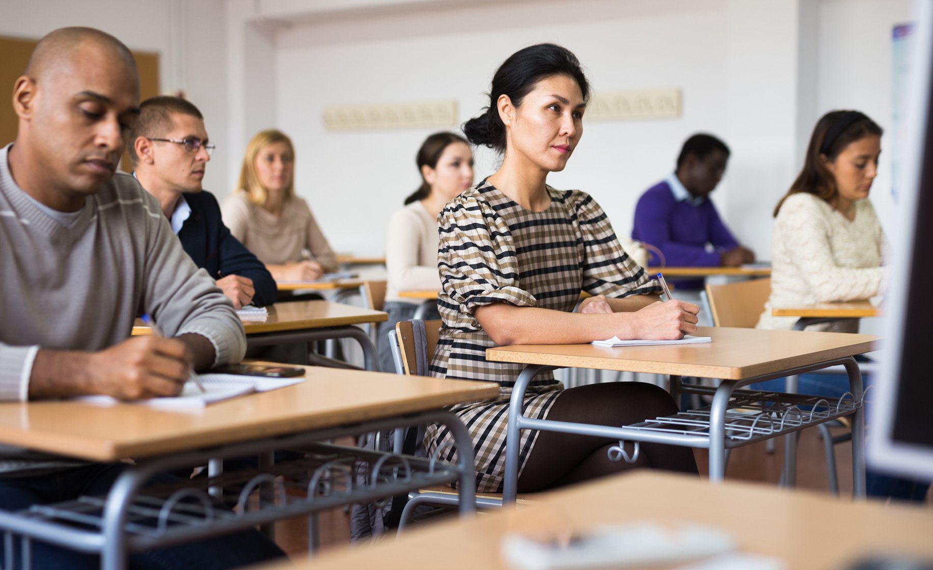 Focused japanese woman listening lecture at adult education class